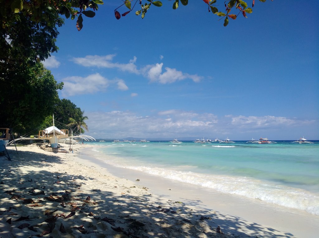Dumaluan Beach je čudovita peščena plaža s čistim turkiznim morjem in posejana z tipičnimi filipinskimi čolnički. To je ena najlepših plaž Filipinov. 