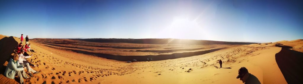 Načrt za Oman. Jutranja panorama iz sipine v puščavi Wahiba in opazovanje sončnega mrka. 