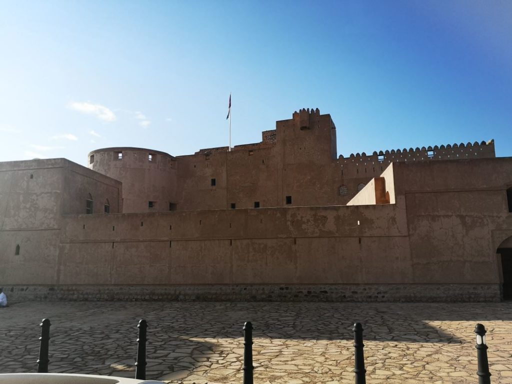 Trdnjava v Jabreenu (Oman) je sultanu služila kot poletna rezidenca. Trdnjava je lepo obnovljena in zelo zanimiva za ogled.