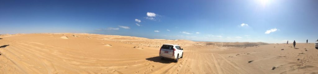 Na sliki vidimo kako zgleda cesta v puščavi Wahiba. Na trenutke je vožnja zelo arenalinska, za to je najbolje, da vozite terenska vozila 4x4.