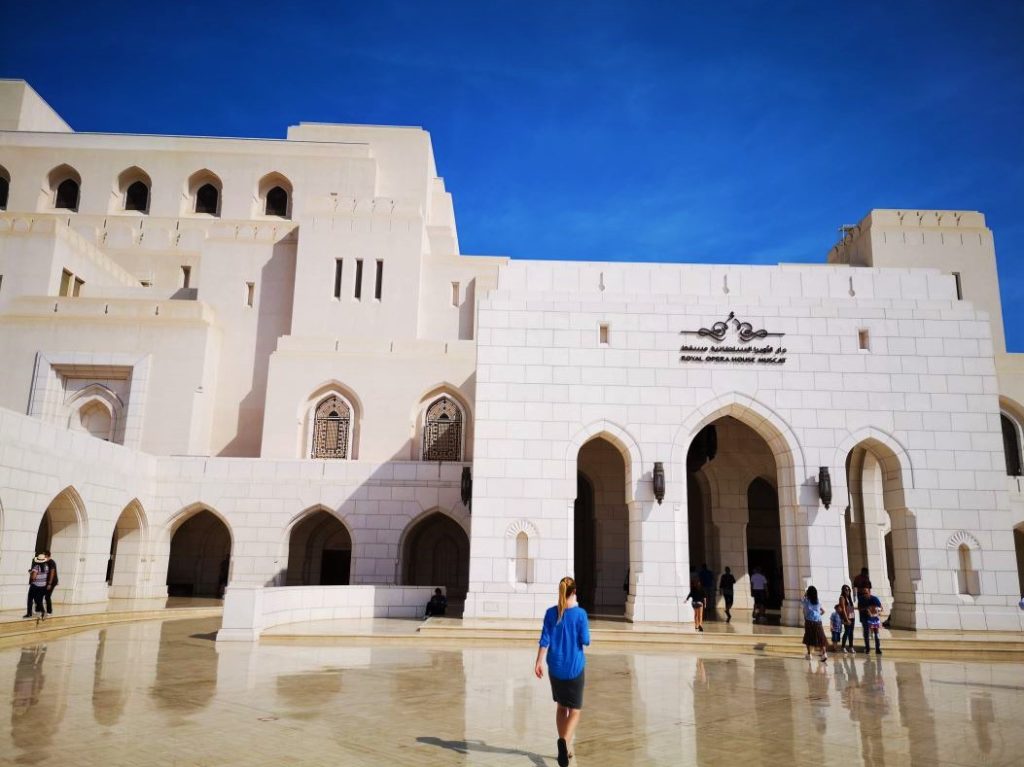 Kraljeva operna hiša v Muškatu je razkošna in tehnološko dovršena stavba in simbol razkošja Omana.