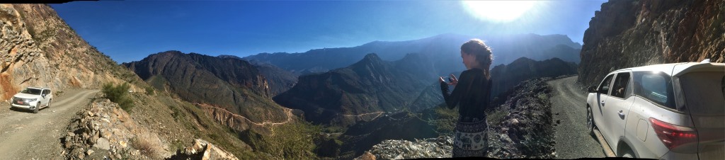 Največje gorovje Omana - Al Hajar je res čudovito. Ampak, da premagaš strme in ozke ceste na sliki, potrebuješ terenska vozila 4x4.