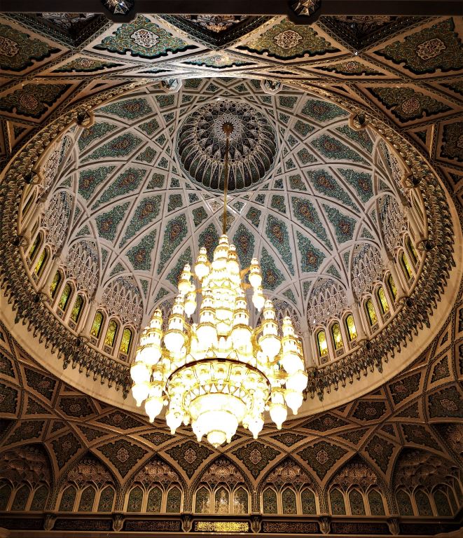 Ponos za Oman. Drugi največji lestenec na svetu je narejen iz Swarovski kristalov in je ena glavnih znamenitosti Grand Mosque.