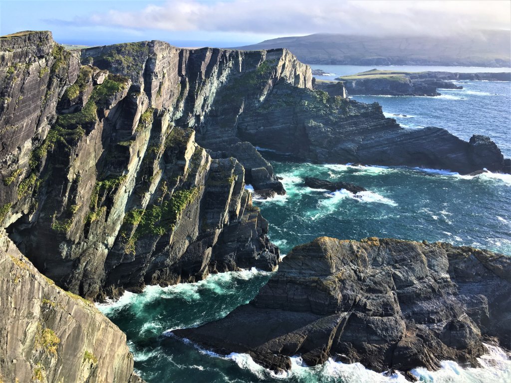 Irska. Prelep pogled na skalnato obalo in pečine Kerry