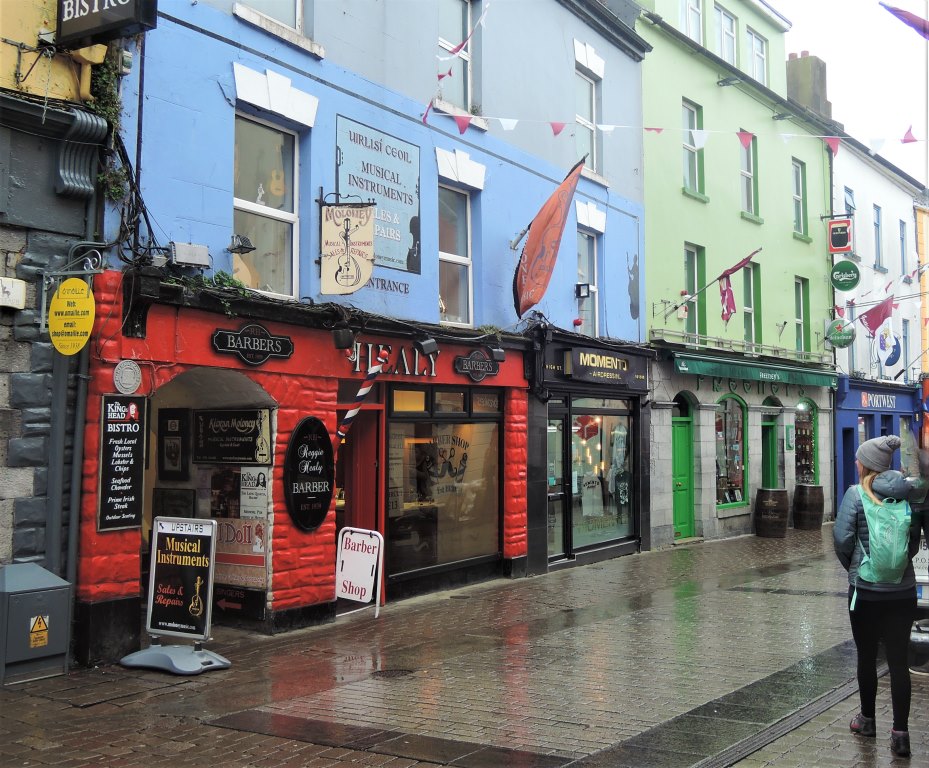 Ulice Galwaya so polne barčkov, trgovinic različnih barv. Izložbe so okrašene s tablami, zastavami napisi in predmeti.