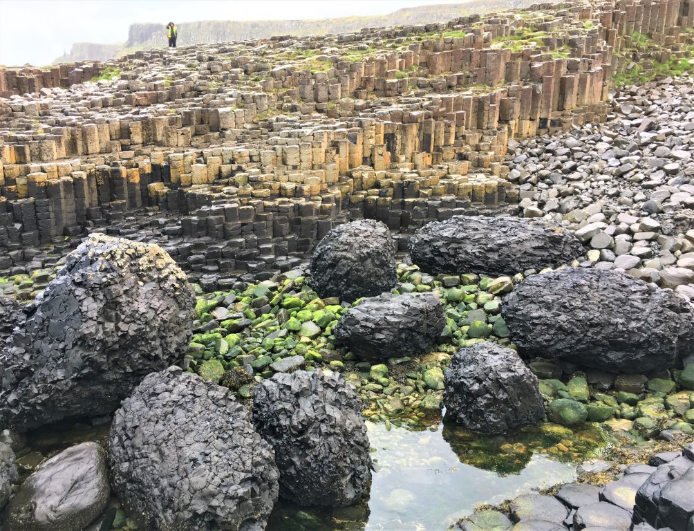 Irska. Giant's Causeway ali Velikanov prehod je kamnita obala iz "naravnih tlakovcev" v obliki šestkotnikov (včasih tudi sedem ali osemkotnikov), ki so ostanek ognjeniške aktivnosti pred več deset milijoni let. 