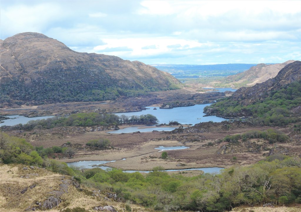 Irska. Pogled iz razgledne točke z imenom Ladies view, od koder se vidi Nacionalni park Killarney